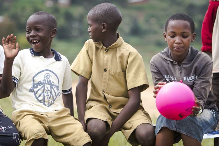 Kinder beim Spielen mit einem Luftballon (Quelle: Jakob Studnar) Kinder beim Spielen mit einem Luftballon (Quelle: Jakob Studnar)