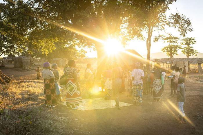 Im Licht der untergehenden Sonne treffen sich die Teilnehmerinnen des Projektes "Bank of Mamas". (Quelle: Christian O. Bruch)