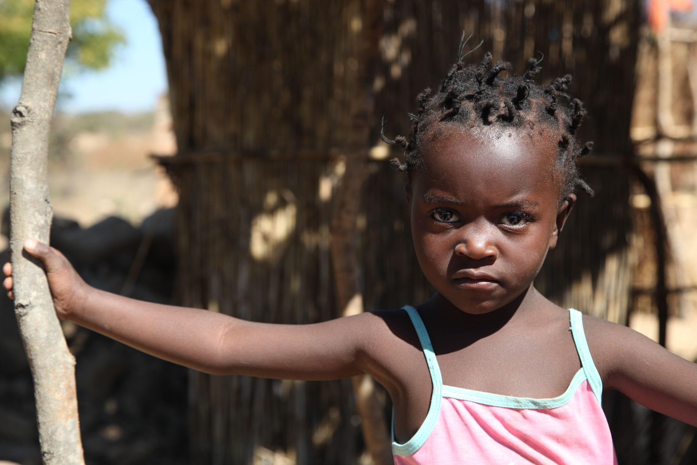 Ein kleines Mädchen in Sambia schaut in die Kamera.