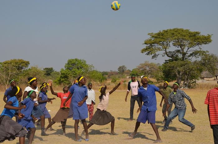 Kinder in Sambia spielen Fußball. (Quelle: Josephine Herschel)