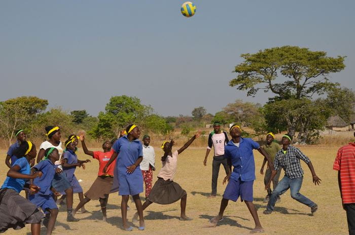 Kinder in Sambia spielen Fußball. (Quelle: Josephine Herschel) Kinder in Sambia spielen Fußball. (Quelle: Josephine Herschel)