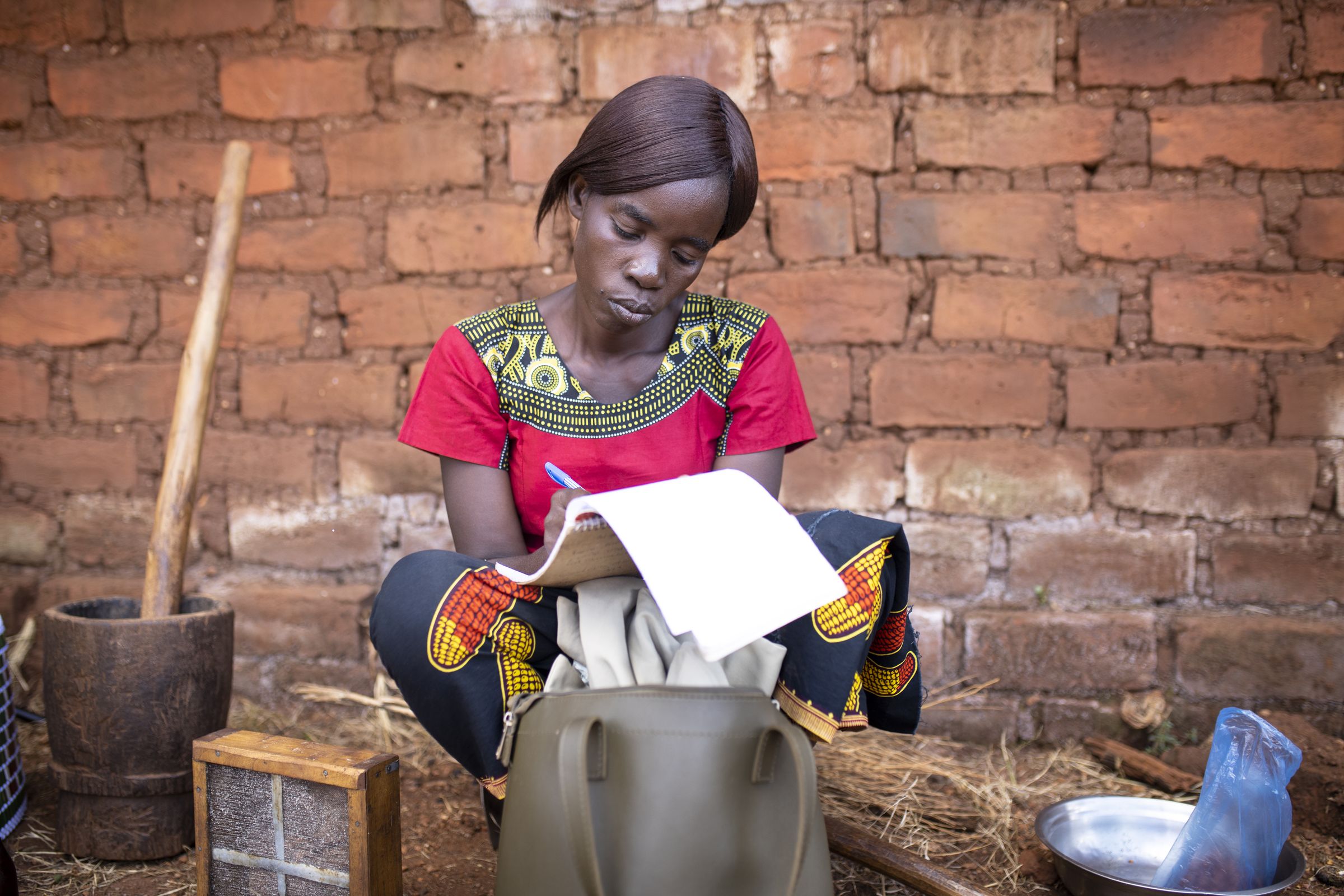 Ngoza Mwale, Dolmetscherin und Mitarbeiterin des Kindernothilfe-Teams waehrend des Projektes "Bank of Mamas", in Sambia (Quelle: Christian O. Bruch)
