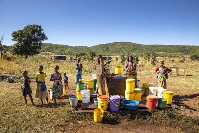 Frauen holen Wasser an einem Brunnen in Sambia. (Quelle: Christian O. Bruch) Frauen holen Wasser an einem Brunnen in Sambia. (Quelle: Christian O. Bruch)
