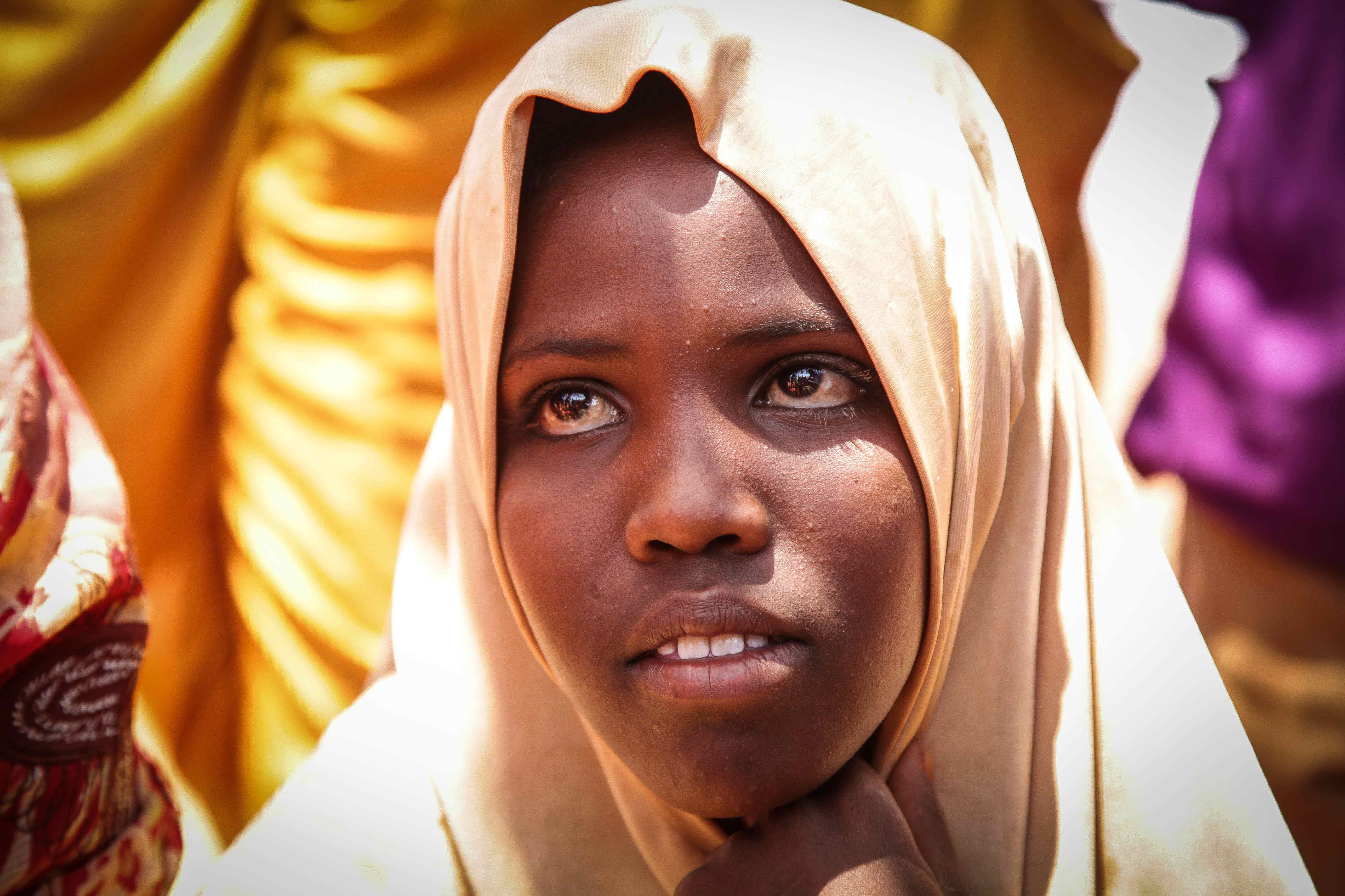 Ein Mädchen aus Somalia schaut traurig nach oben. (Quelle: Kindernothilfe-Partner)