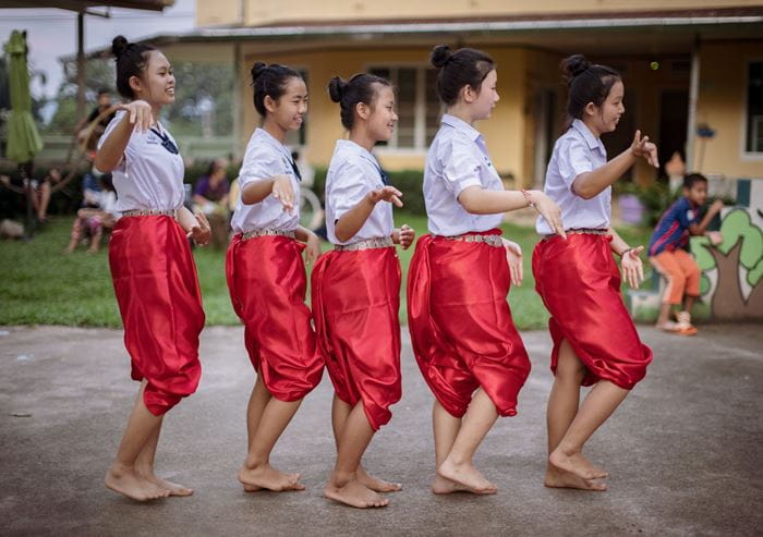 Ein Gruppe von Mädchen tanzt traditionelle thailändische Tänze. (Quelle: Jakob Studnar)