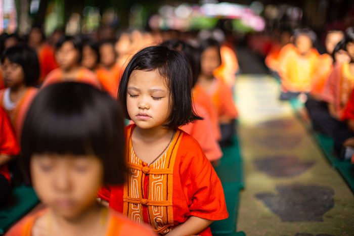 Kinder beim Meditieren (Quelle: Jakob Studnar)