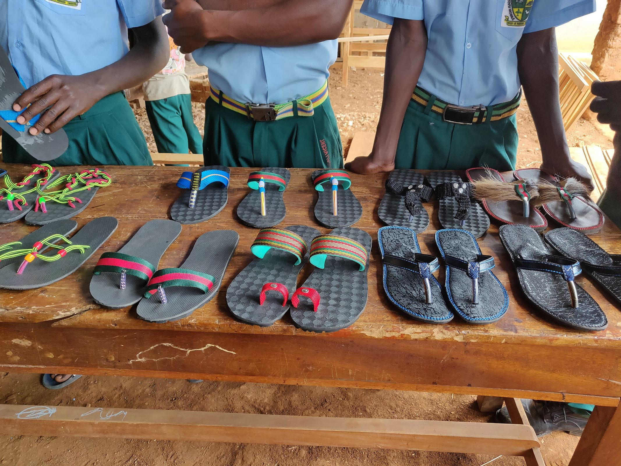 Von Farmschülern selbst hergestellte einfache Sandalen (Quelle: Katharina Drzisga)