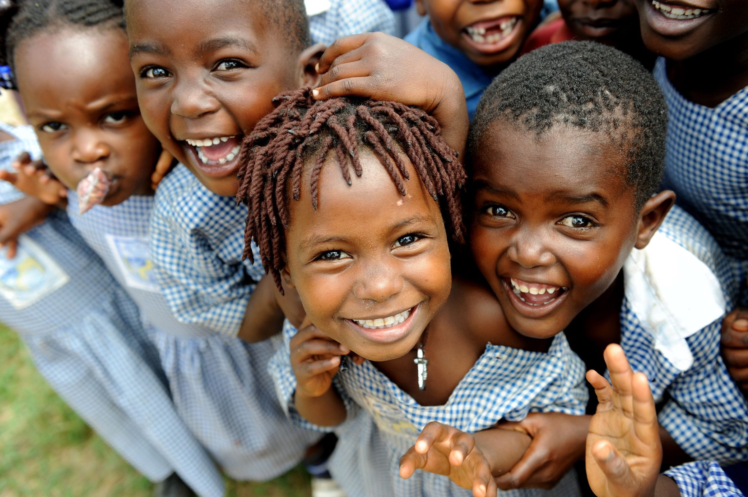 Eine Gruppe Schulkinder lacht. (Quelle: Alexander Volkmann)