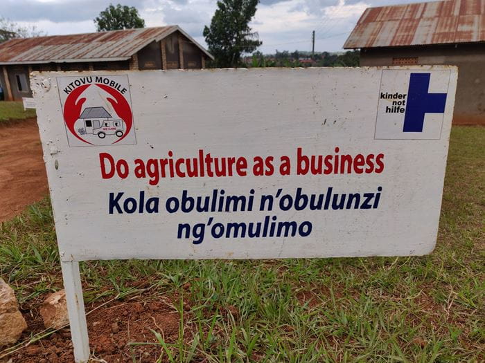 Ein Schild vor einer Farmschule mit der Aufschrift "Do agriculture as business". (Quelle: Katharina Drzisga) Ein Schild vor einer Farmschule mit der Aufschrift "Do agriculture as business". (Quelle: Katharina Drzisga)