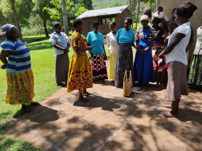 Frauen einer Selbsthilfegruppe in Uganda beraten darüber, wer in ihrem Dorf als extrem arm gilt. (Quelle: Katharina Drzisga) 