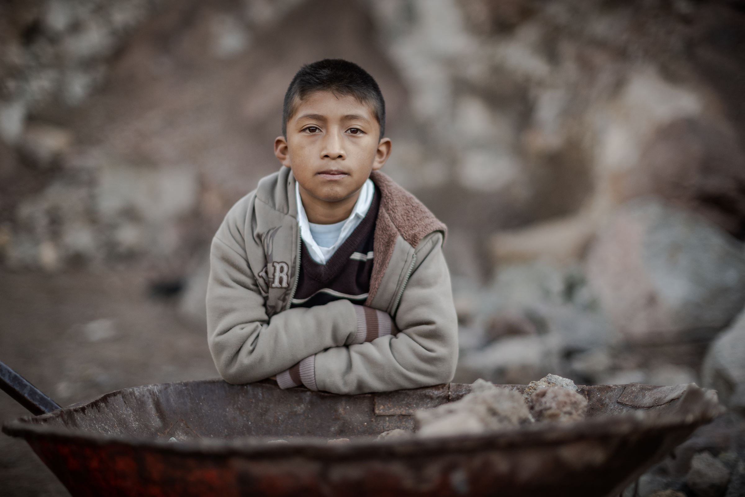 Eine Junge aus Guatemala im Portrait. Er muss Kinderarbeit leisten. (Quelle: Jakob Studnar)