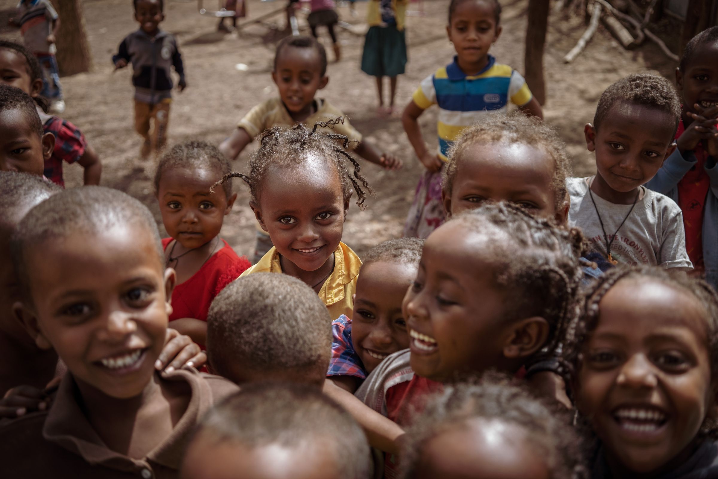 Kinder aus Äthiopien stehen zusammen und lachen. (Quelle: Jakob Studnar)