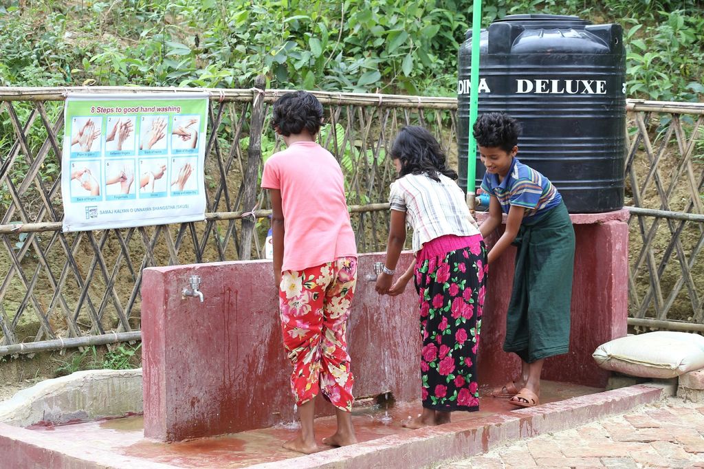 Kinder in einem Flüchtlingslager der Rohingya in Bangladesch waschen sich die Hände. (Quelle: Karl Anderson)