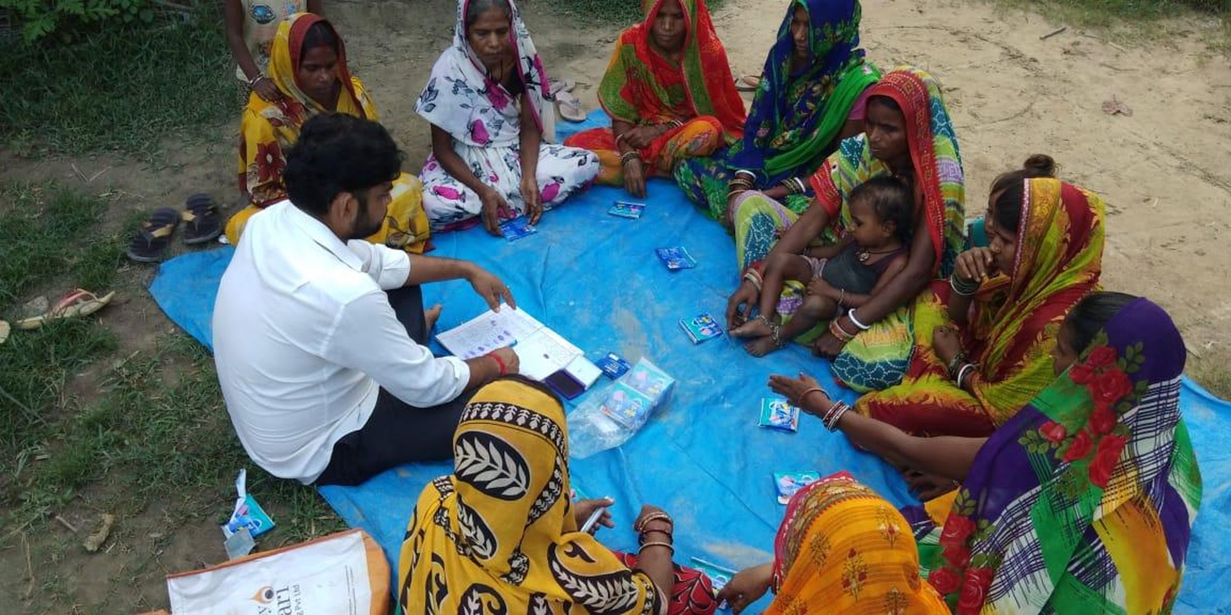 Frauen in Indien erhalten Hygiene-Sets für ihre Kinder. (Quelle: Rachel Thomas)