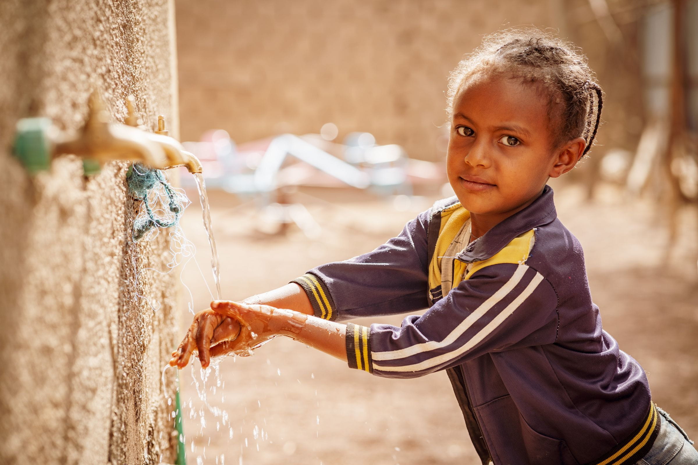 Ein äthiopischer  Junge wäscht sich die Hände. (Quelle: Jakob Studnar)