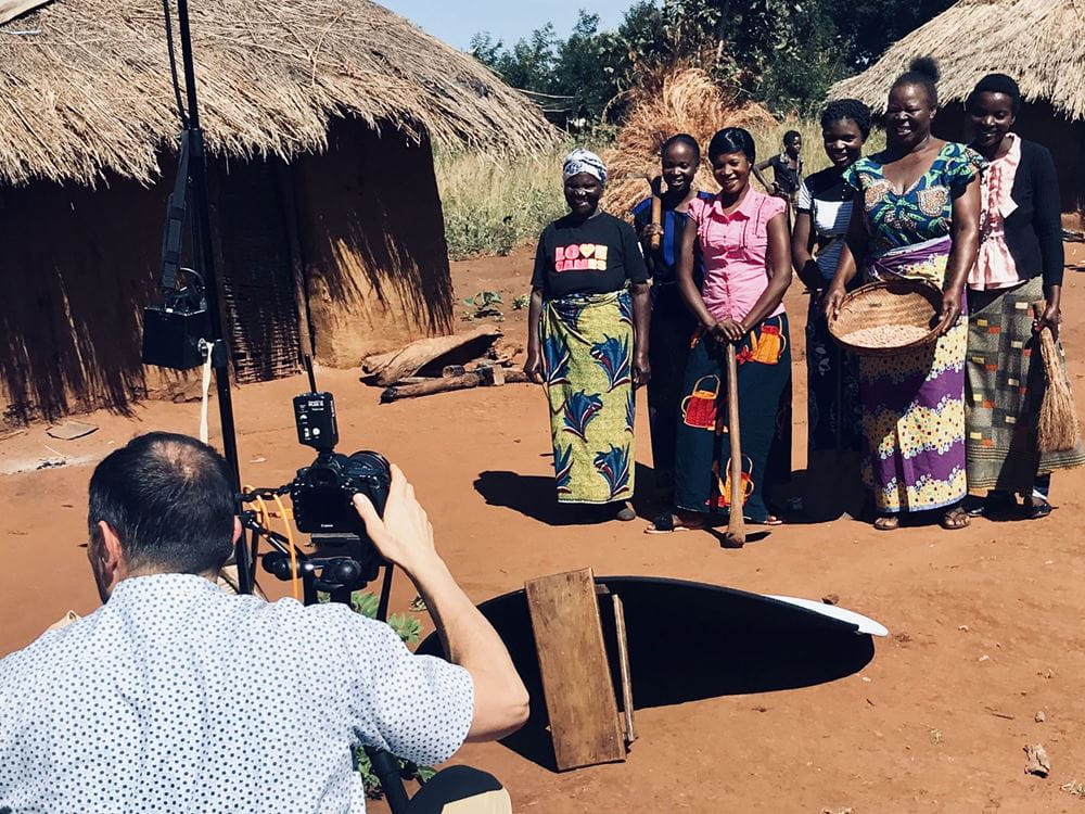 Bridget, eine der EmPowermoms, zusammen mit Frauen ihres Dorfes beim Fotoshooting für die Kampagne. (Quelle: Christian O. Bruch)