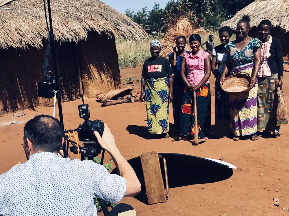 Bridget, eine der EmPowermoms, zusammen mit Frauen ihres Dorfes beim Fotoshooting für die Kampagne. (Quelle: Christian O. Bruch) Bridget, eine der EmPowermoms, zusammen mit Frauen ihres Dorfes beim Fotoshooting für die Kampagne. (Quelle: Christian O. Bruch)
