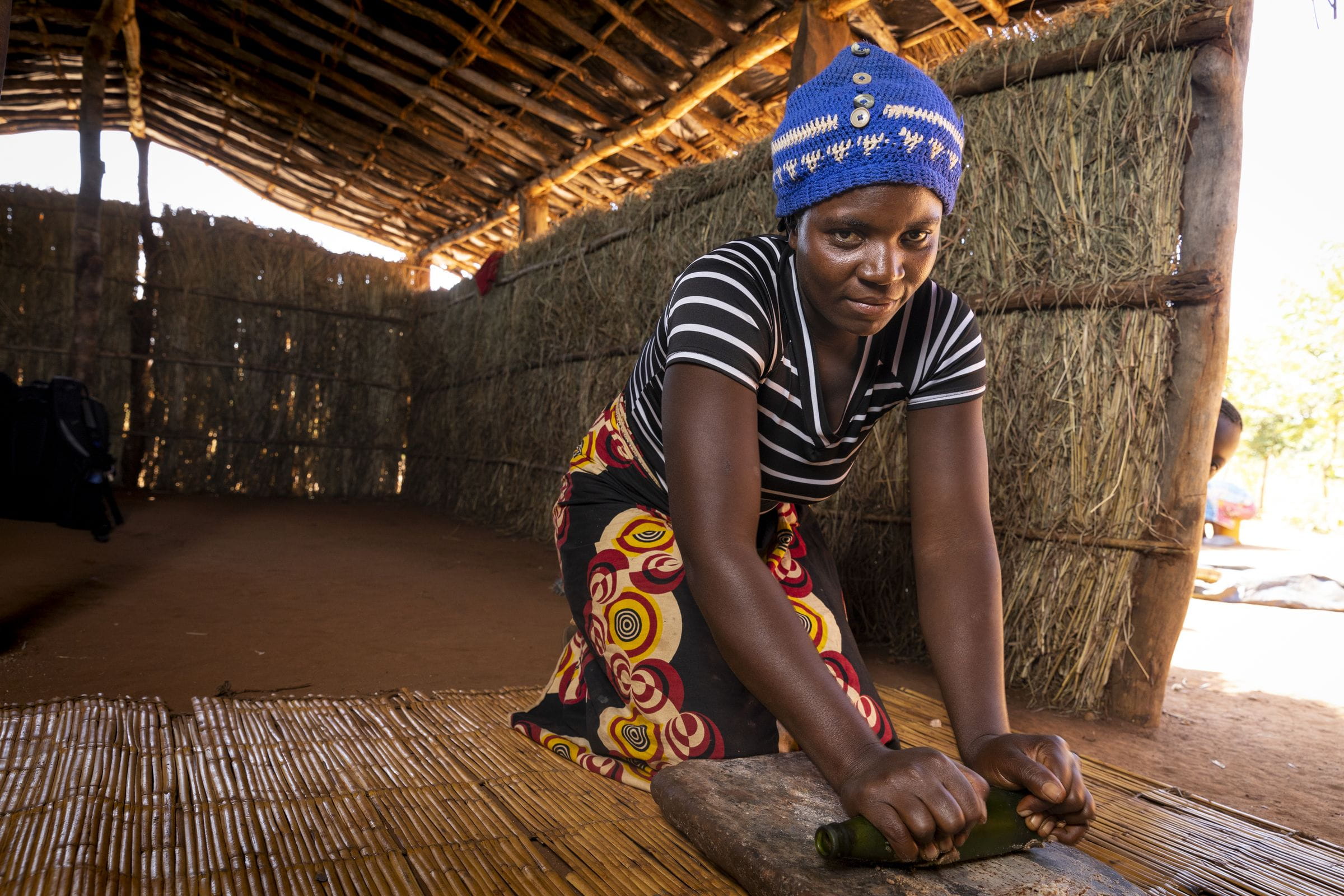 Judith, eine der EmPowermoms, arbeitet in ihrer Hütte und schaut in die Kamera. (Quelle: Christian O. Bruch)