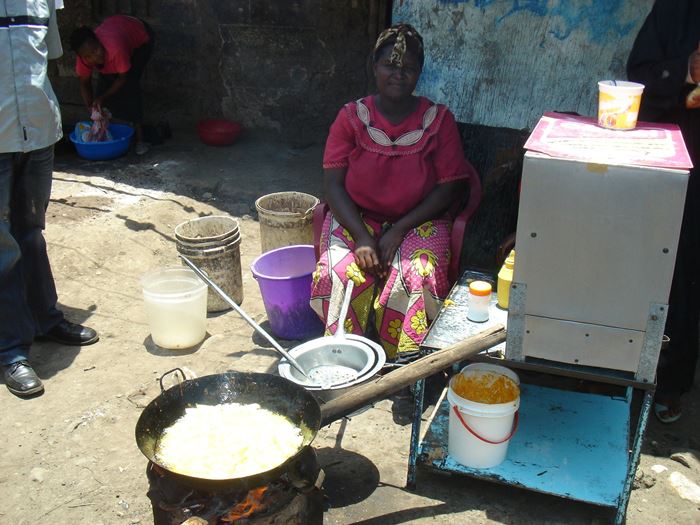 Eine Frau der Selbsthilfegruppe sitzt in ihrer Garküche. (Quelle: Ute Luhr)