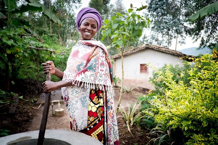 Eine Frau aus Ruanda bei der Gartenarbeit. (Quelle: Jakob Studnar)