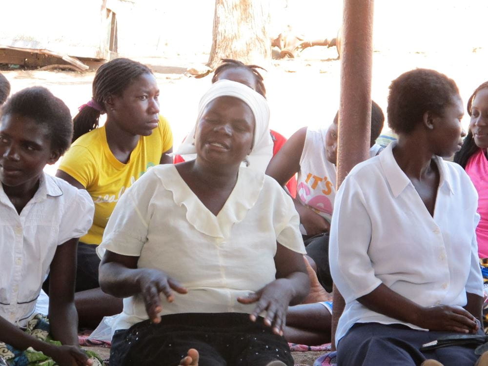 Frauen der Selbsthilfegruppe in Simbabwe sitzen im Kreis. (Quelle: Kindernothilfe)