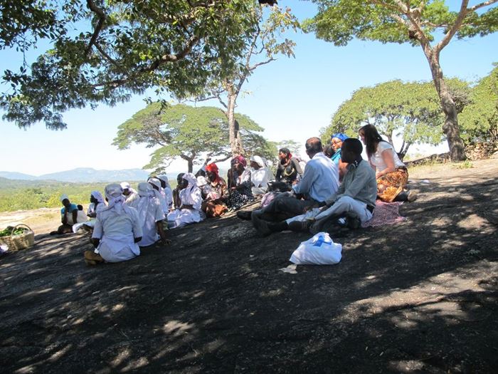 Frauen der Selbsthilfegruppe in Simbabwe sitzen unter Bäumen. (Quelle: Kindernothilfe)