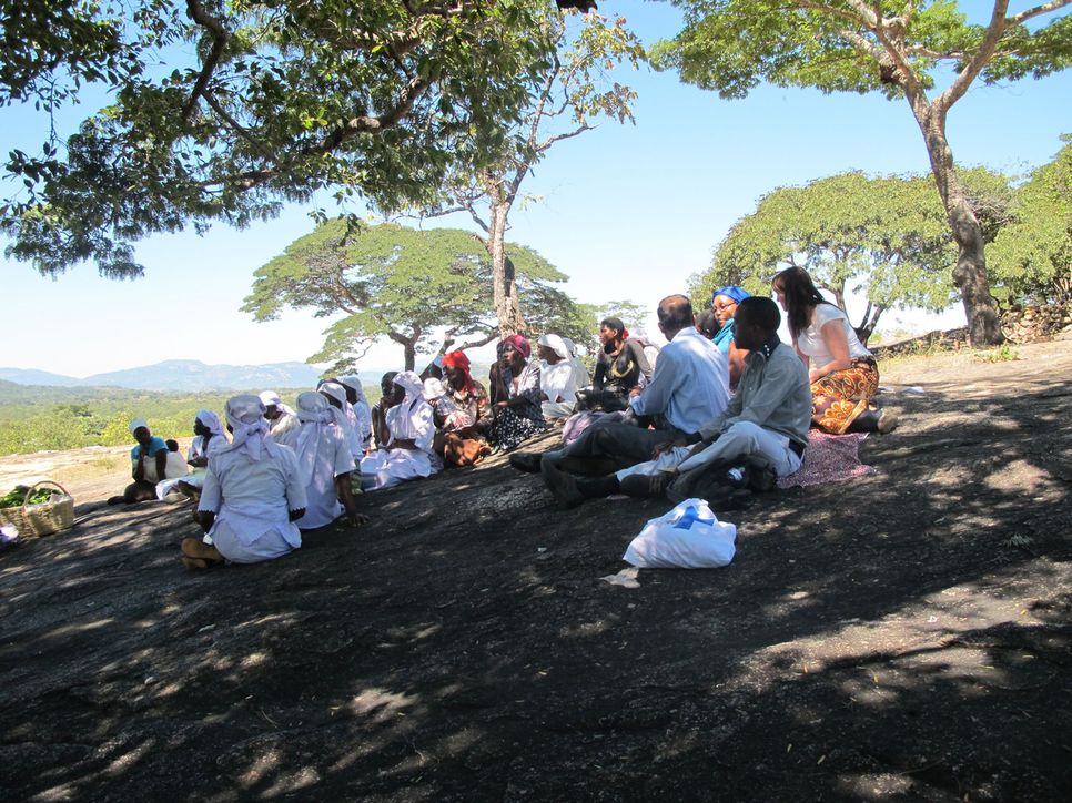 Frauen der Selbsthilfegruppe in Simbabwe sitzen unter Bäumen. (Quelle: Kindernothilfe) Frauen der Selbsthilfegruppe in Simbabwe sitzen unter Bäumen. (Quelle: Kindernothilfe)