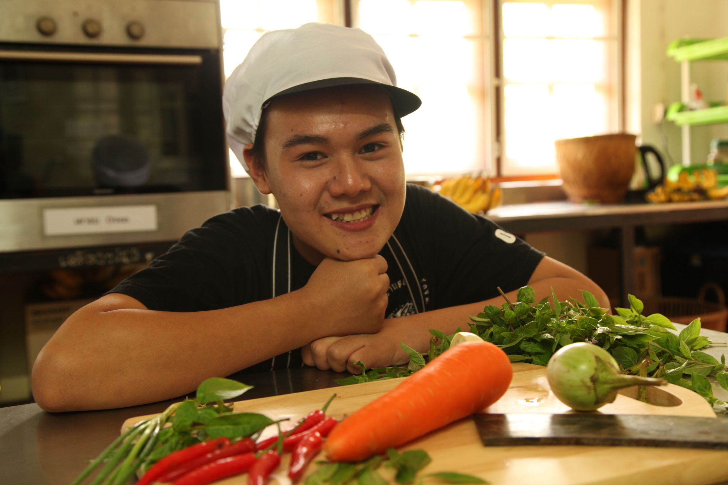 Koch Tong mit Gemüse vor sich
