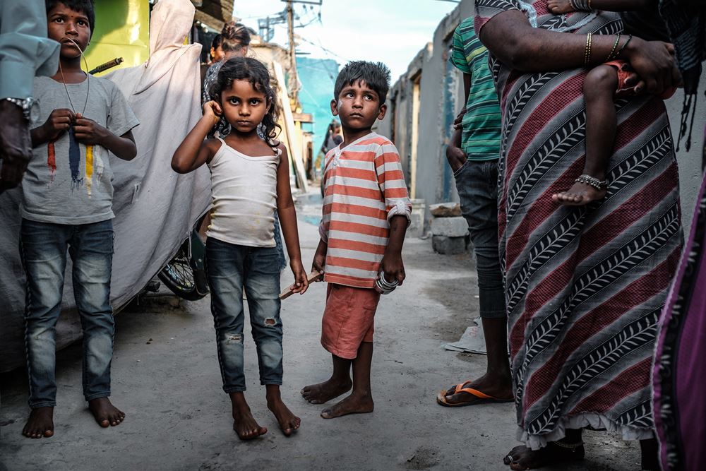 Ein Mädchen und ein Junge in dem Slum Doddignuta (Quelle: Jakob Studnar)