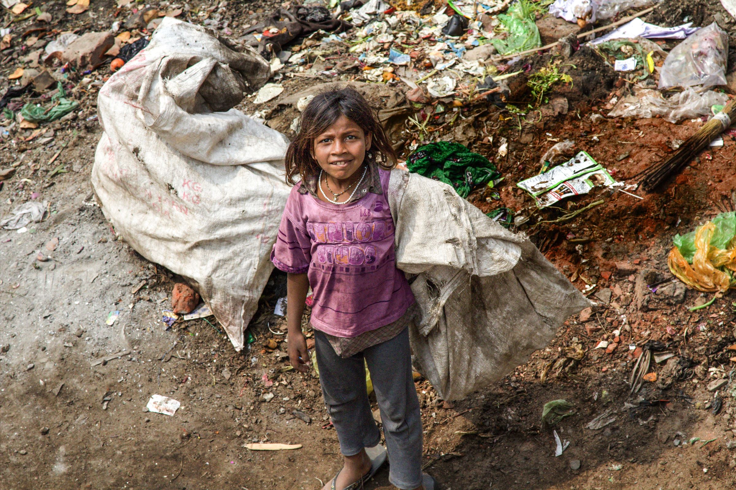  Mädchen sammelt Müll in Patna, Slum (Quelle: Malte Pfau)