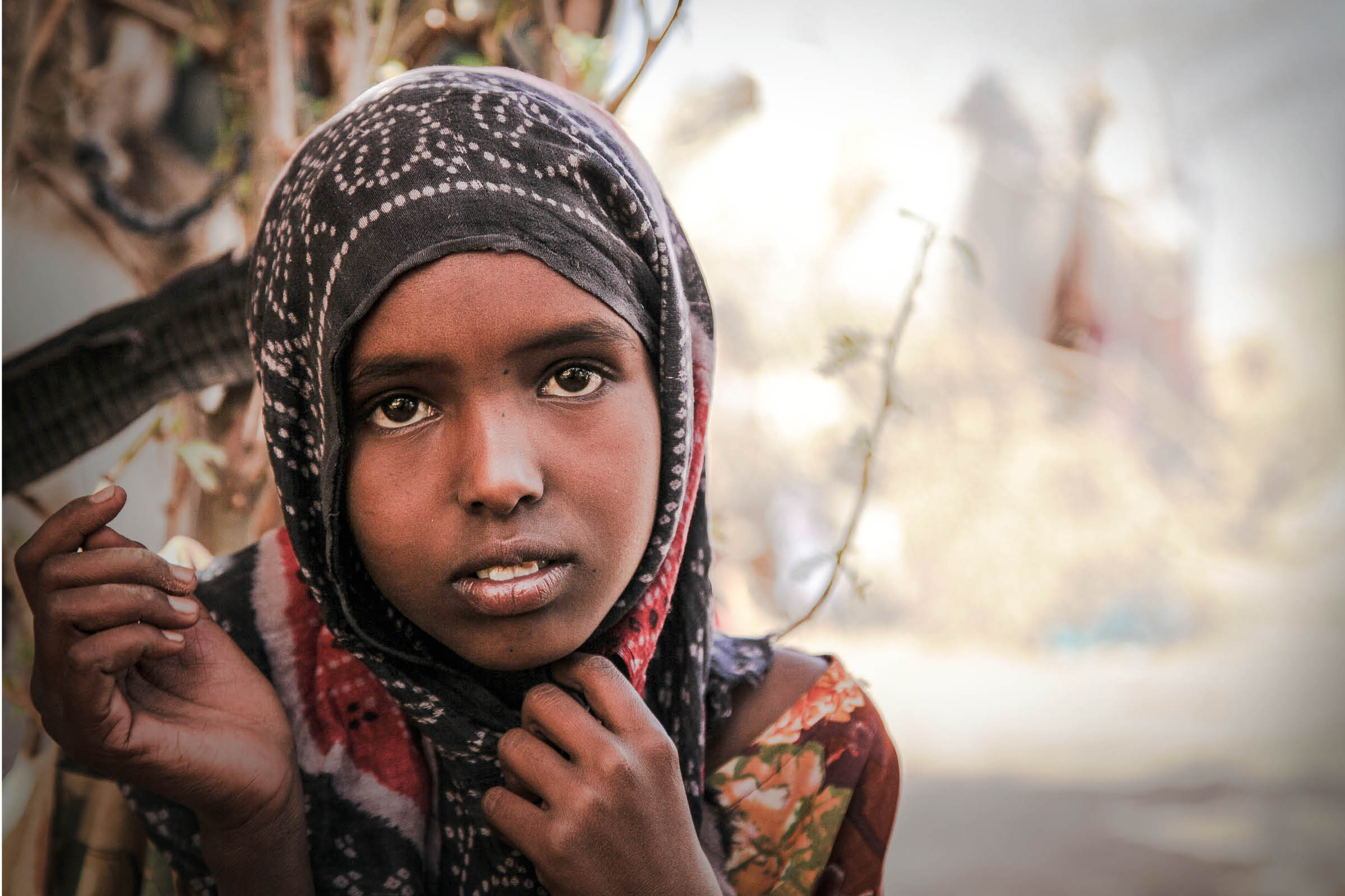 Ein Mädchen aus Somalia mit Kopftuch schaut ernst in die Kamera. (Quelle: Angelika Böhling) Ein Mädchen aus Somalia mit Kopftuch schaut ernst in die Kamera. (Quelle: Angelika Böhling)