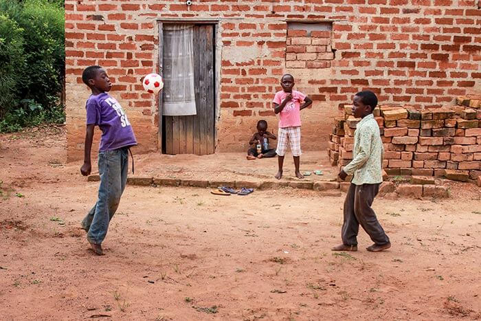 Jungen aus Sambia spielen Fußball.  (Quelle: Kindernothilfe)