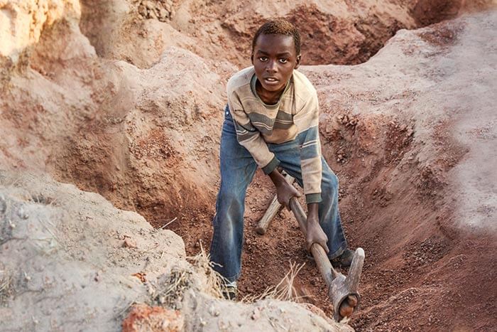 Ein Junge in Sambia arbeitet im Steinbruch.  (Quelle: Kindernothilfe)