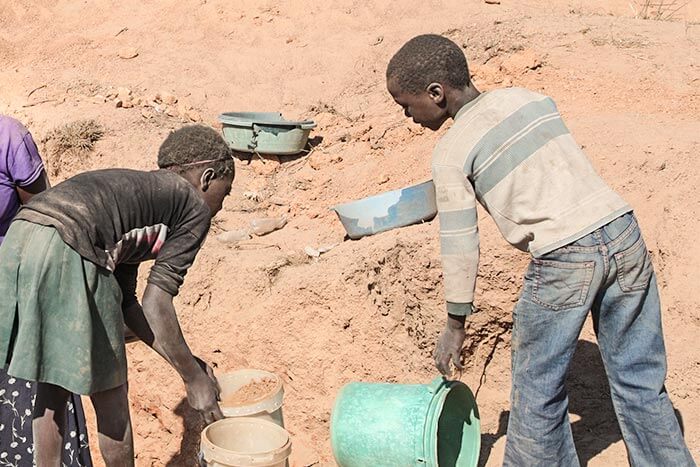 Zwei Kinder in Sambia arbeiten im Steinbruch.  (Quelle: Kindernothilfe)