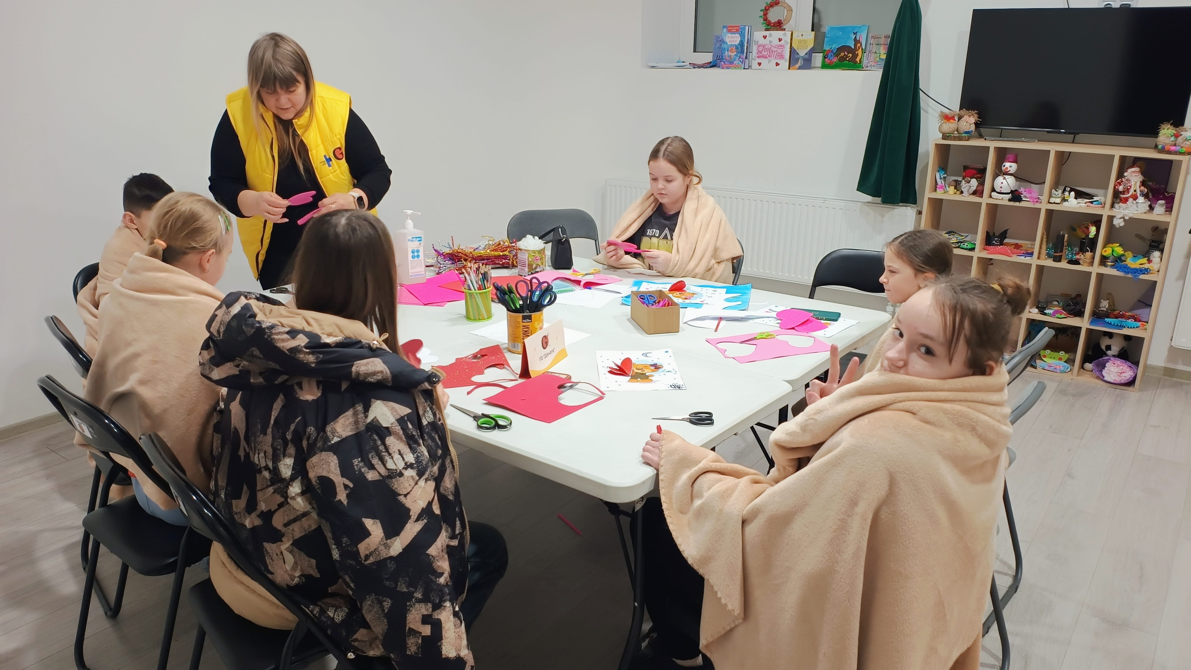 Kinder sitzen in Decken im Schutzraum (Foto: NGO Girls)