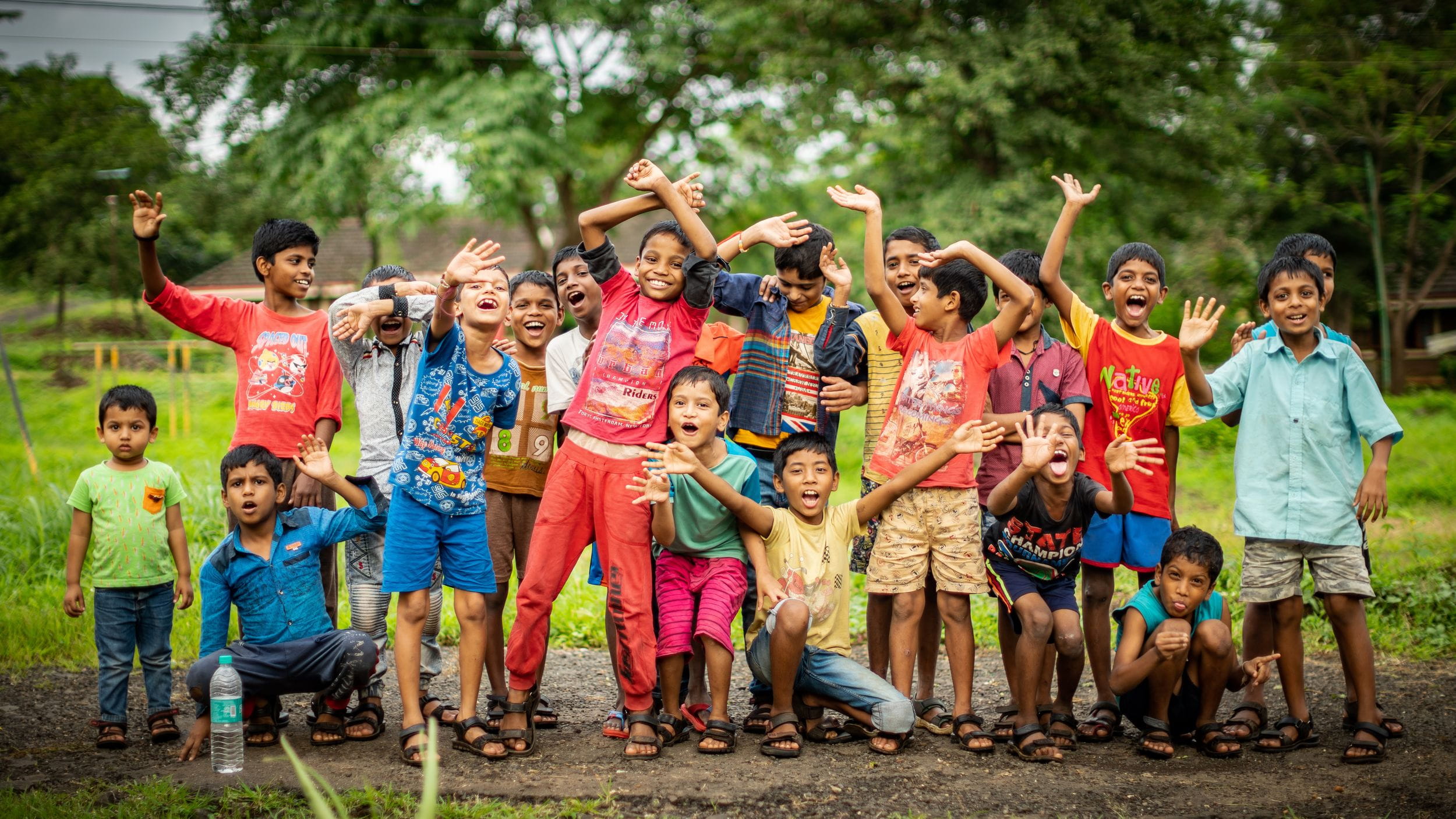 Eine Kindergruppe winkt in die Kamera (Bild: Jakob Studnar)