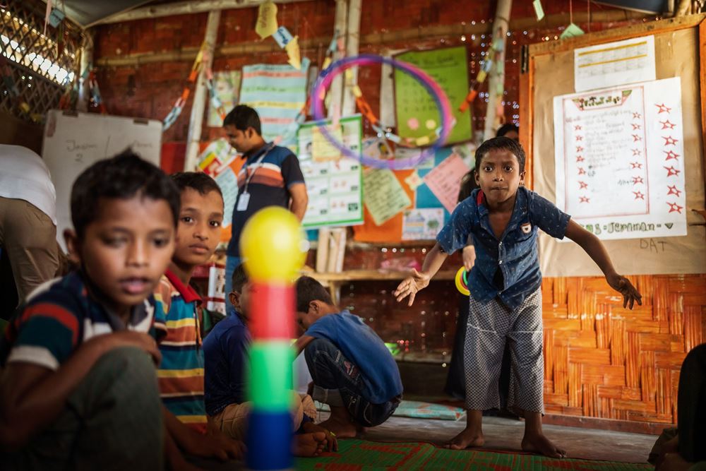 Rohingya-Kinder in Flüchtlingscamp in Bangladesch spielen in einem Kinderzentrum der Kindernothilfe. (Quelle: Jakob Studnar)