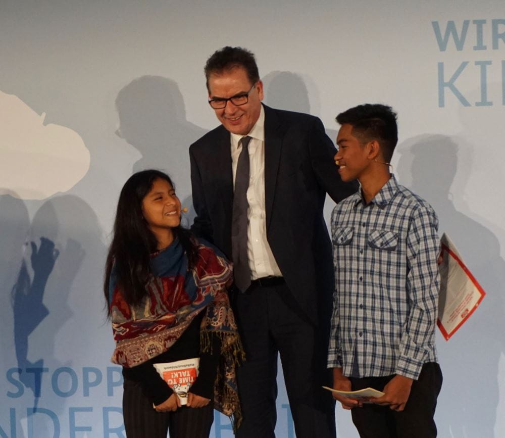 Minister Gerd Müller mit zwei Jugendlichen aus Indonesien. (Quelle: Frank Mischo) Minister Gerd Müller mit zwei Jugendlichen aus Indonesien. (Quelle: Frank Mischo)