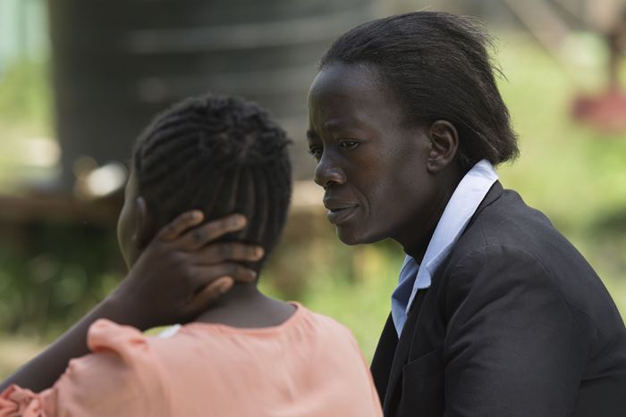 Eine Frau im Gespräch mit einem Mädchen im Schutzhaus in Kenia. (Quelle: Christian Nusch)