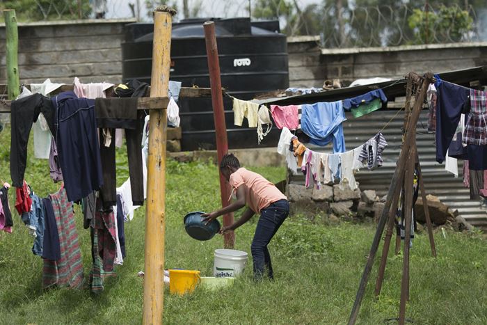 Ein kenianisches Mädchen hängt Wäsche auf. (Quelle: Christian Nusch)