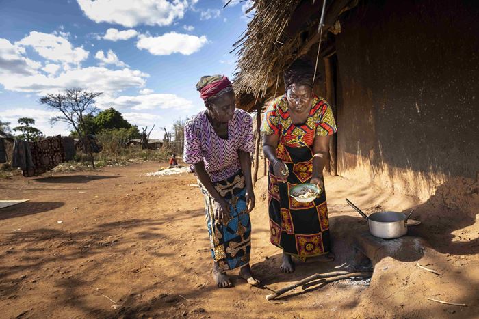 Zwei Frauen aus Sambia beim Kochen. (Quelle: Christian O. Bruch)