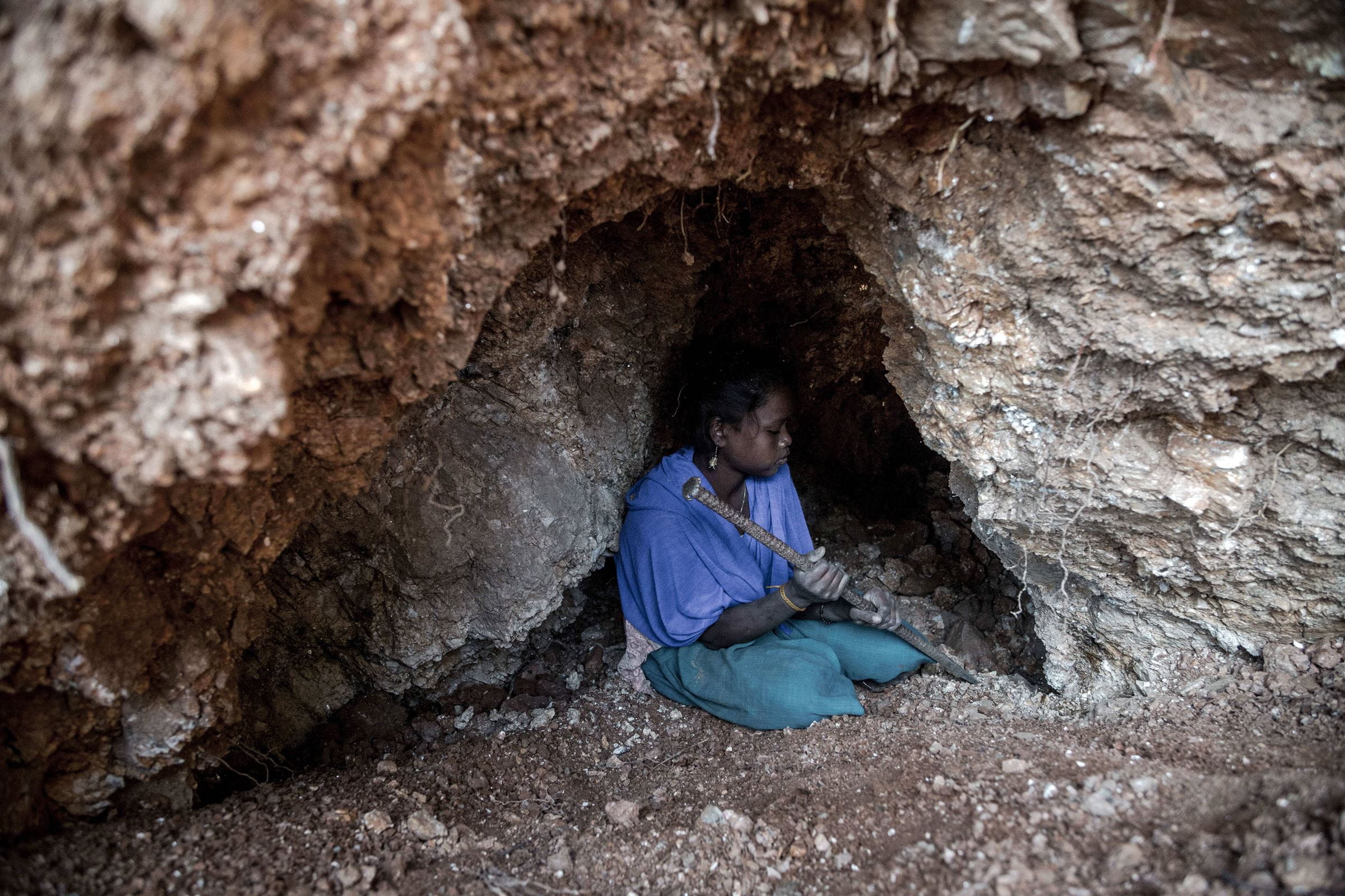 Ein Mädchen aus Indien arbeitet in einer Mica-Mine. (Quelle: Imago/Zuma Wire)