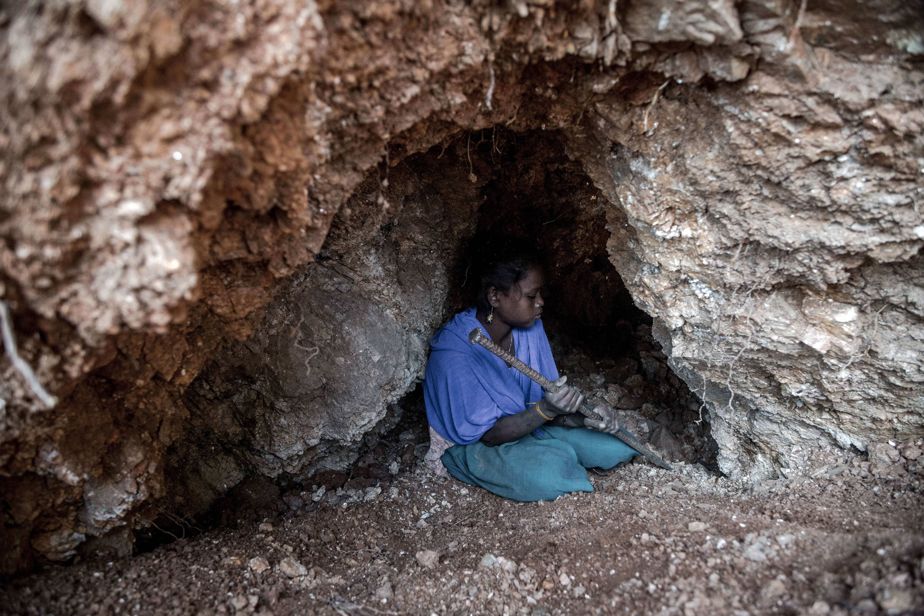 Ein Mädchen aus Indien arbeitet in einer Mica-Mine. (Quelle: Imago/Zuma Wire)