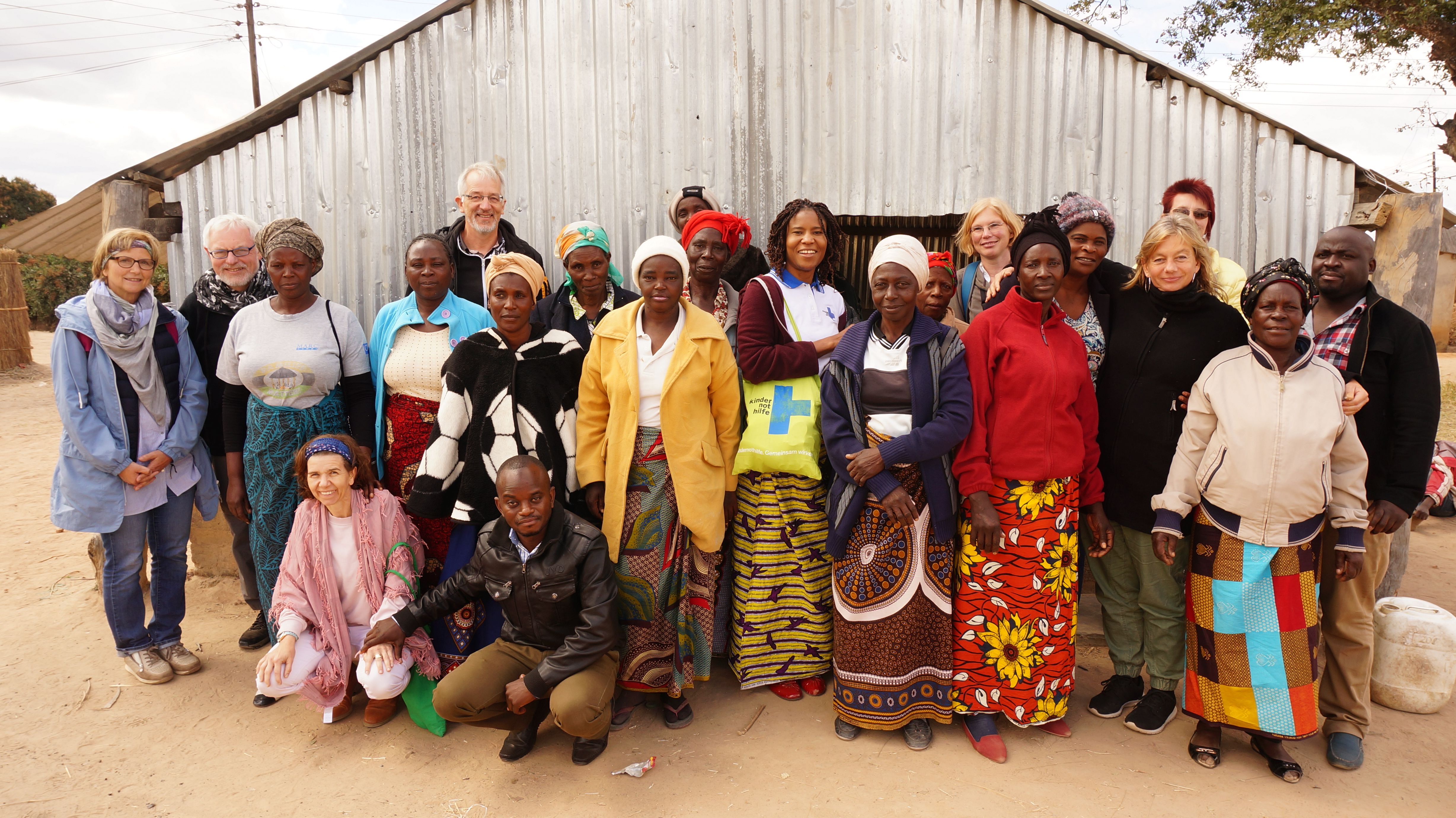 Die Lehrerinnen und Lehrer mit den den Frauen der Selbsthilfegruppe in Sambia. (Quelle: privat)