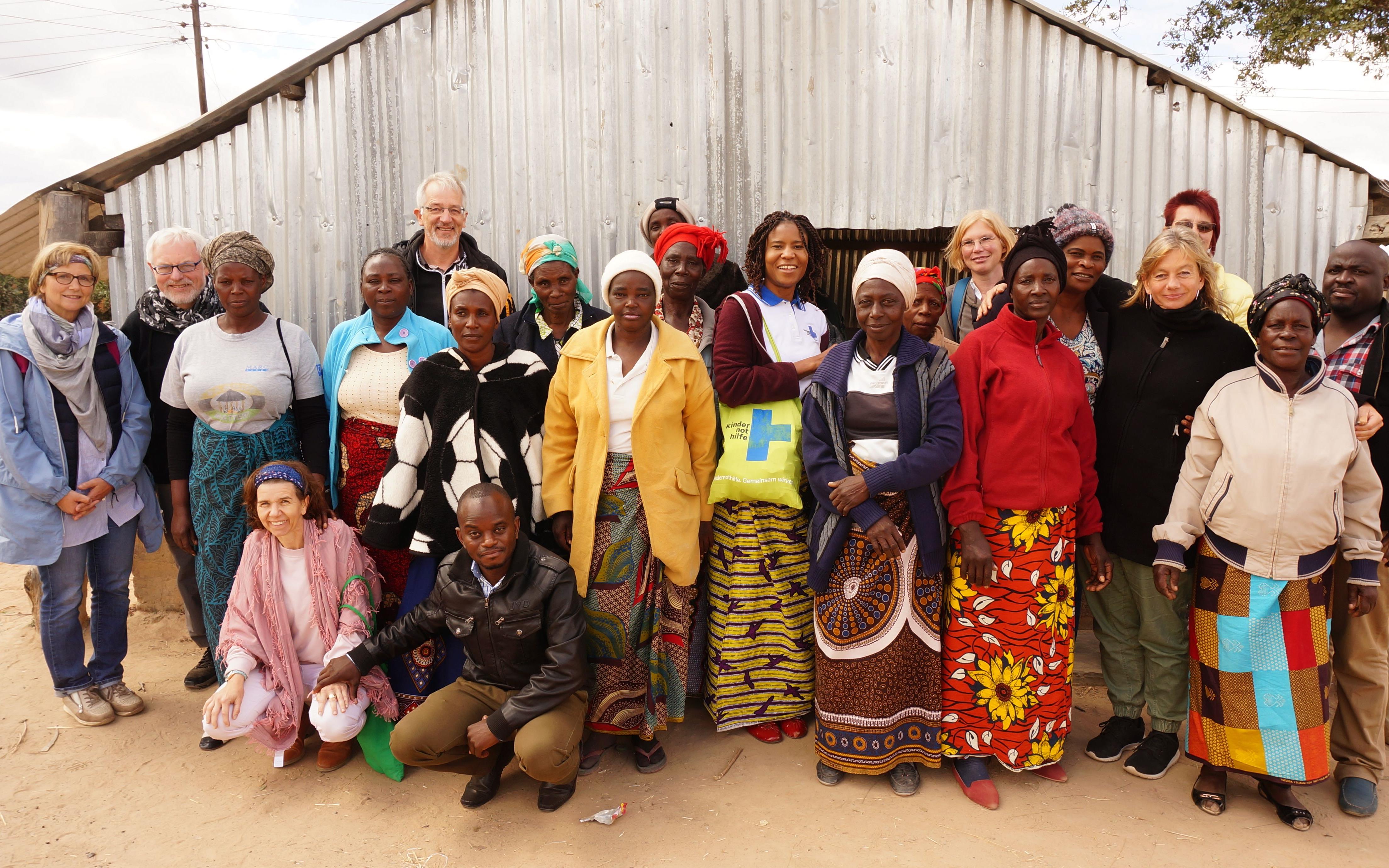 Die Lehrerinnen und Lehrer mit den den Frauen der Selbsthilfegruppe in Sambia. (Quelle: privat)