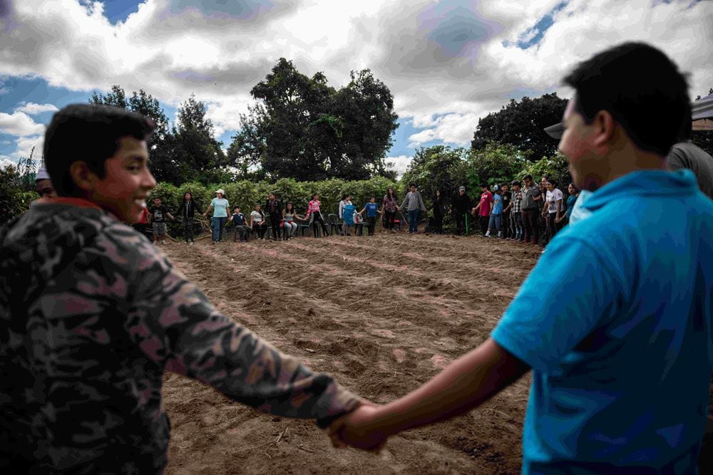 Kinder in Guatemala stehen im Kreis und halten sich an den Händen. (Quelle: Fabian Strauch)