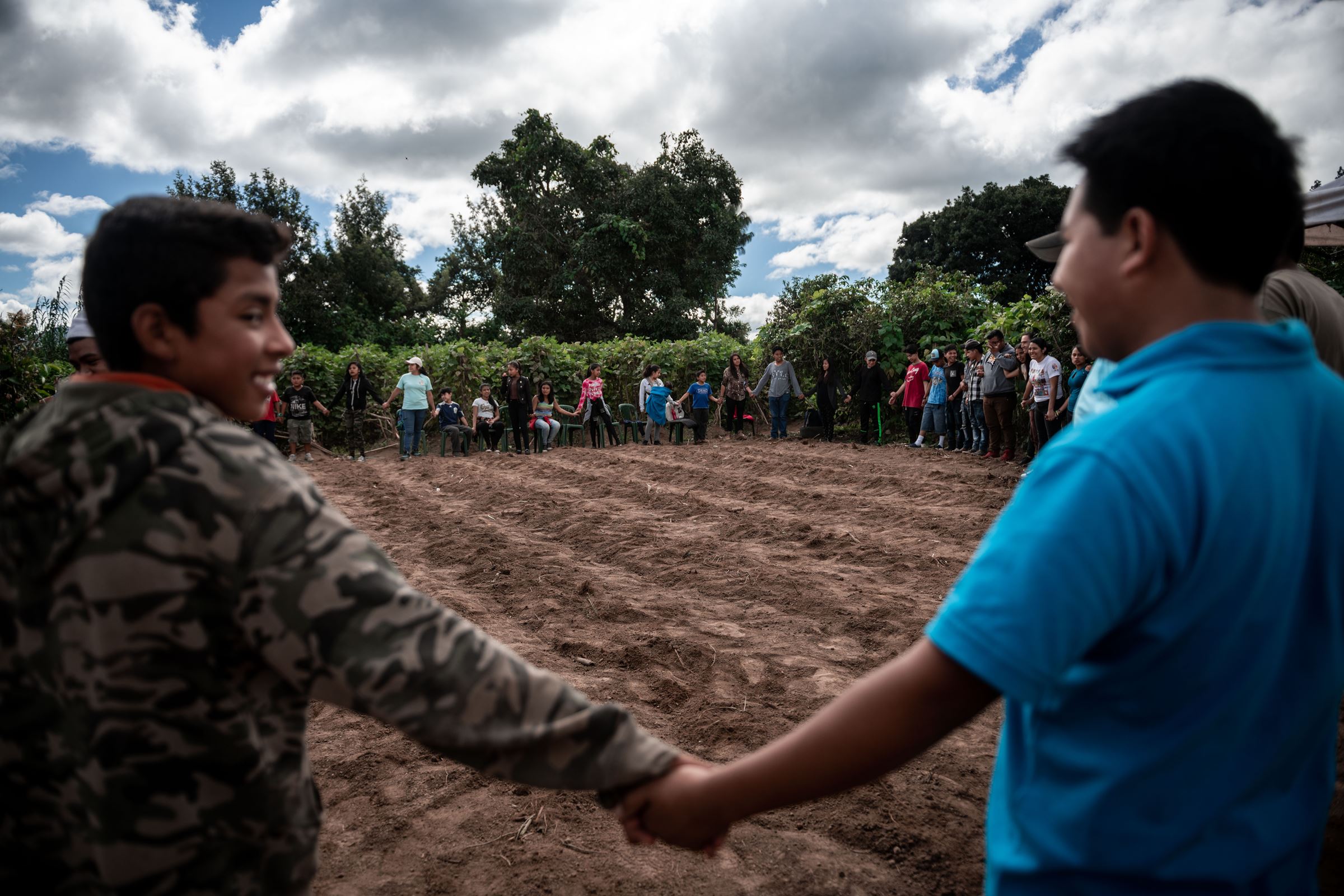 Kinder aus Guatemala stehen im Kreis und halten sich an den Händen. (Quelle: Fabian Strauch)