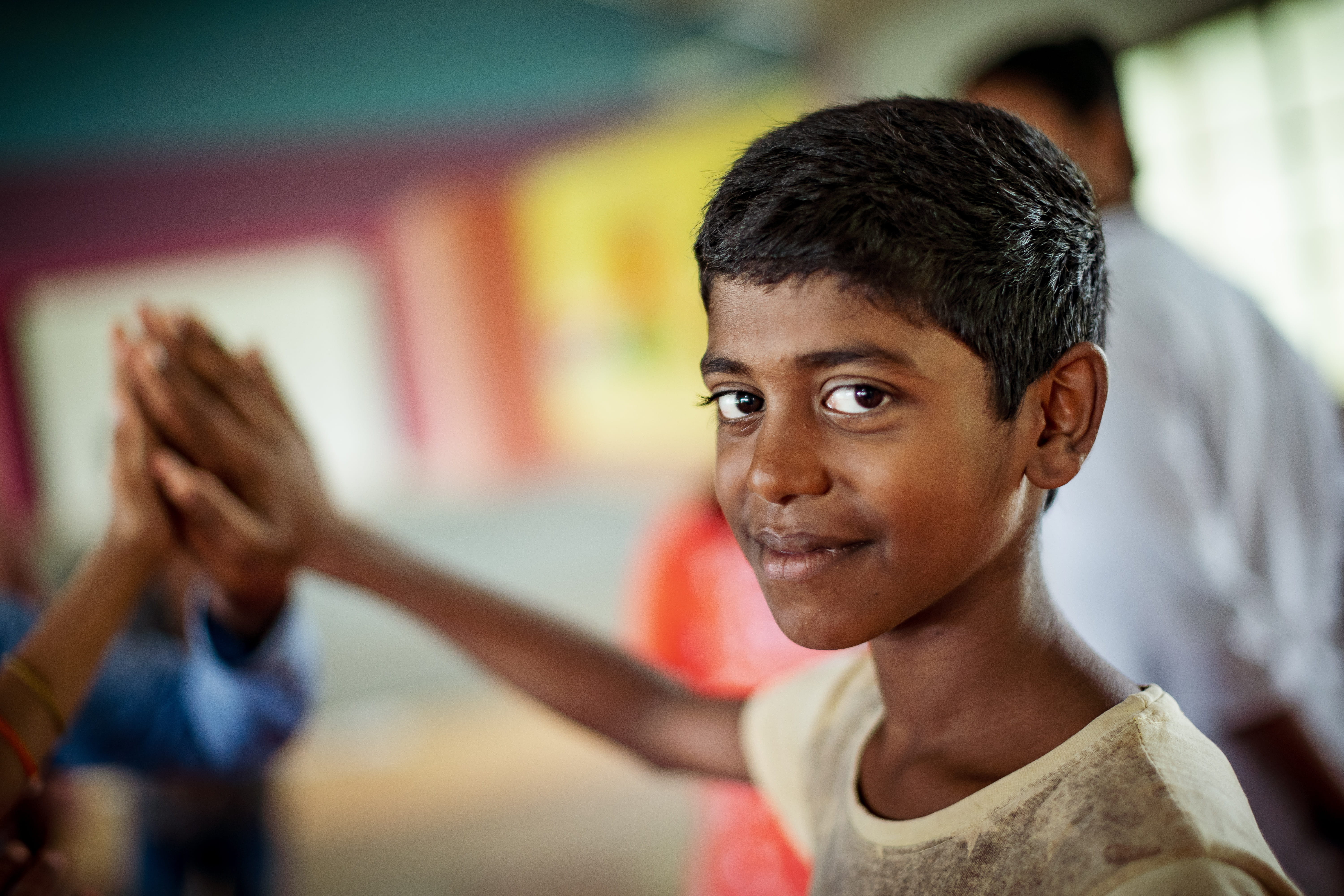 Ein Junge aus Indien lächelt. (Quelle: Lars Heidrich)