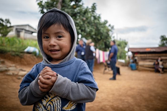 Ein kleiner Junge aus Guatemala schaut sein Gegenüber schüchtern an. (Quelle: Jakob Studnar)