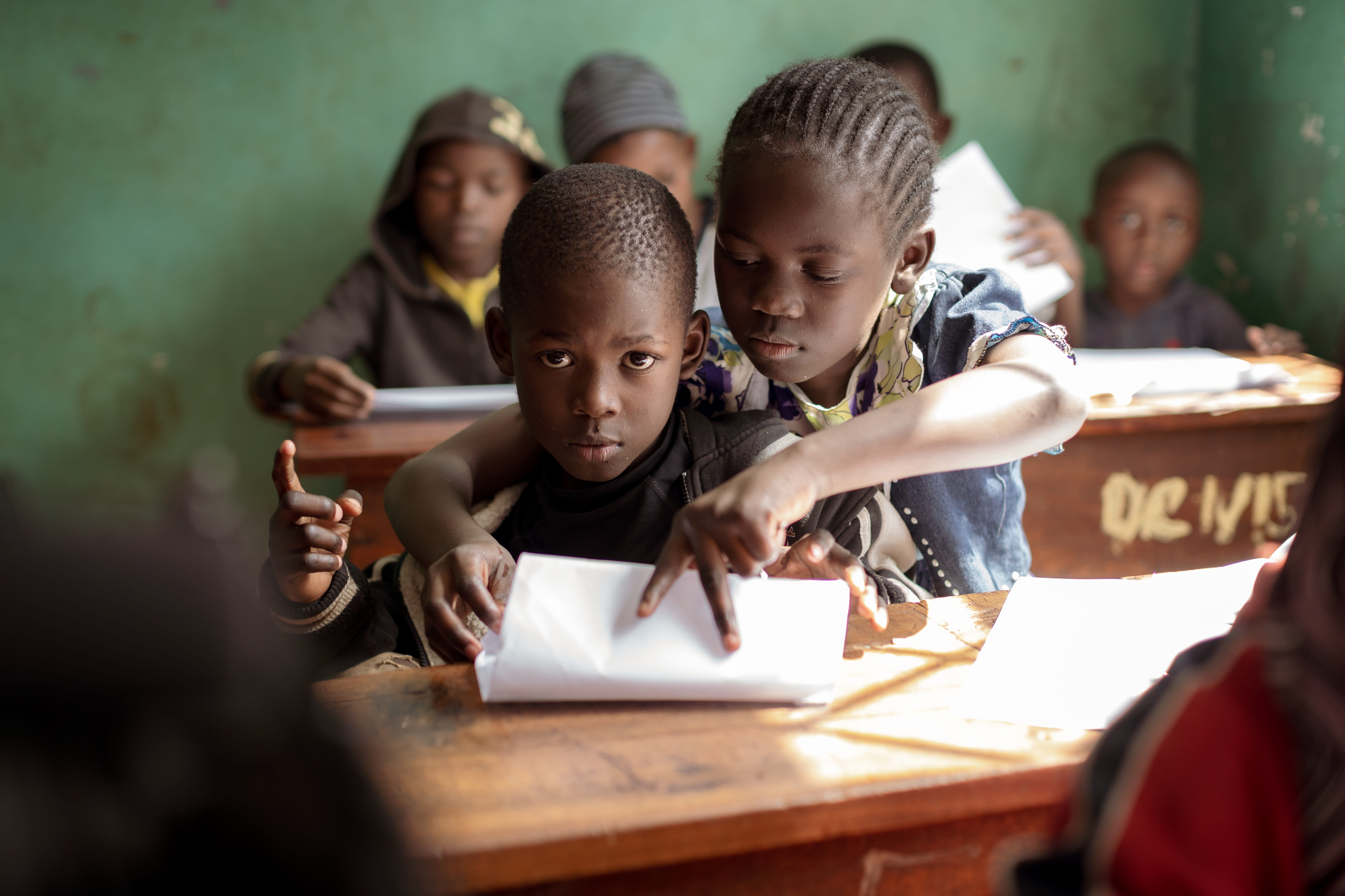 Ein Mädchen und ein Junge in der Schule in Kenia, St. John's. (Quelle: Lars Heidrich)